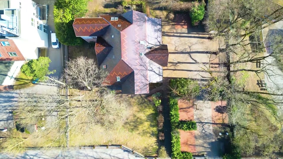 Vorschaubild: Drohnenflug · Gebäude & Grundstück